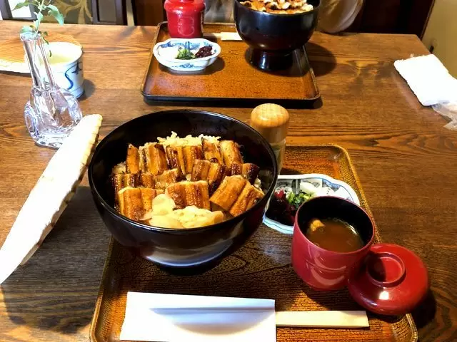 宮島名物のあなごめしなどを提供します♪
