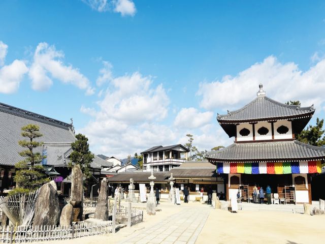 フェリーに乗って宮島へ移動しましょう！