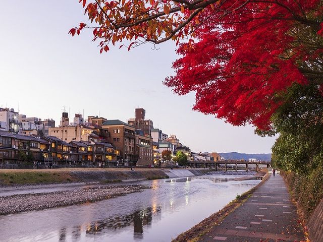 京都有数の繁華街河原町に面しています