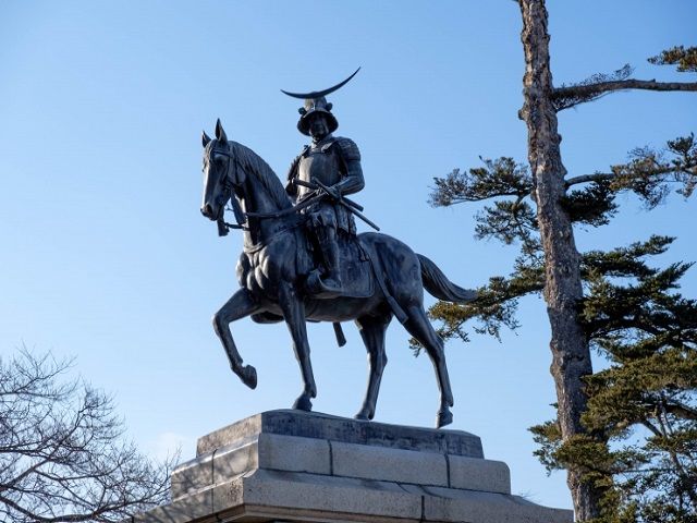 「東北の雄」｢独眼竜｣など数々の異名を持つ伊達政宗像、城跡は観光にもおすすめです♪