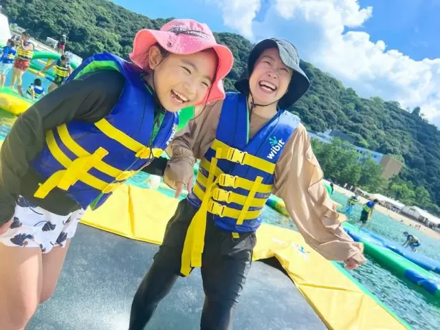 小さなお子さん、大人まで楽しめる海上アスレチック♪