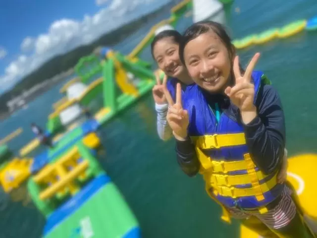 小さなお子さん、大人まで楽しめる海上アスレチックで監視のお仕事！