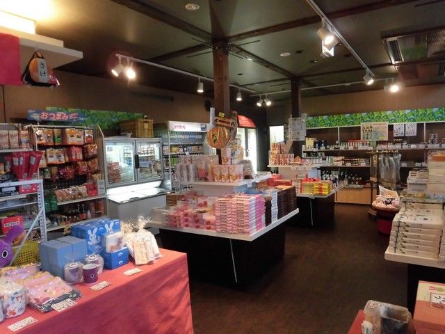 周辺環境は何もありませんが、売店にて多少の物であれば、購入できます。