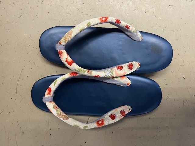 持参品の草履のイメージです！
男性は雪駄でのご案内になります！