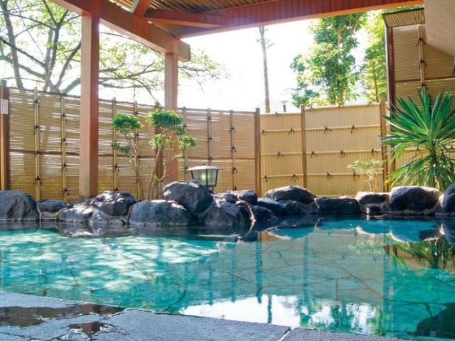 派遣のスタッフも多く、20代～50代活躍中！！温泉も入れます！