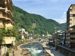自然あふれる温泉地・杖立。３食付で休日も食事付き！