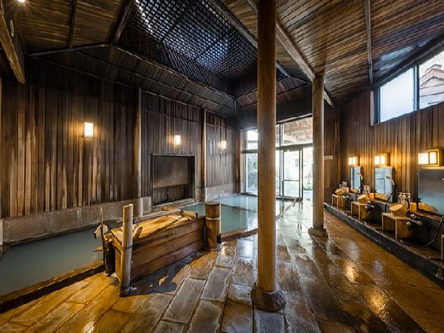 お仕事後は雰囲気に味がある温泉で癒されてください♪