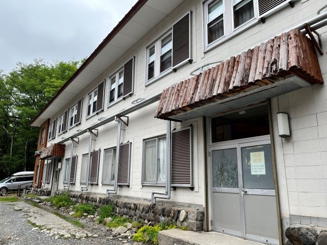 寮の外観です！建物内で壁で男性部屋と女性部屋が仕切られています。
