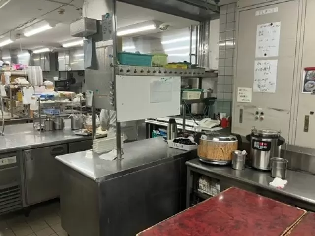 調理場内はこんな感じです。
他に仕込みの時に使う大きな調理場もあります。