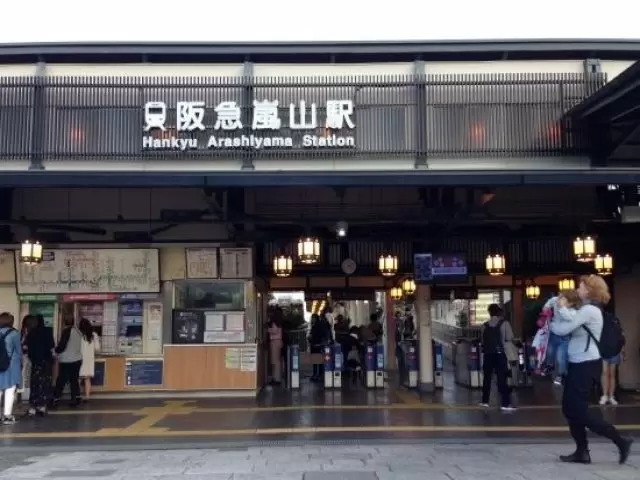 阪急嵐山駅より徒歩15分のホテルです。ご応募お待ちしております。