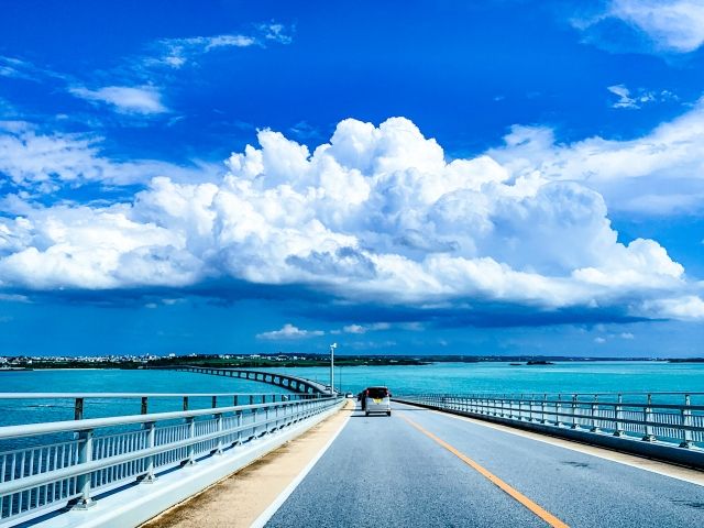 那覇空港から送迎バスが出ていますので、車持ち込み必須ではありません。