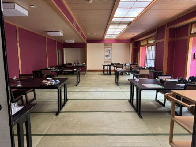 お客様にお食事をご提供いただきます。