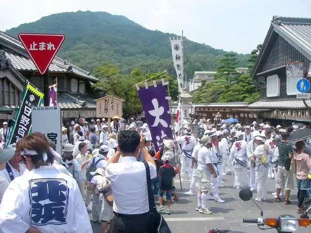 伊勢神宮・内宮の門前町の中程にあるおかげ横丁。とても賑やかな通りです。
