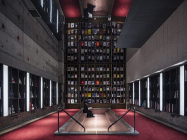 一つ隣にはデザインを追求した最先端のブックホテル・・・！