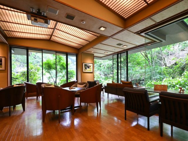 開放感のあるラウンジ