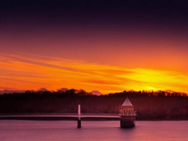 遊園地の近くの湖は夕日の名所となっております。