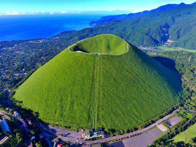 大室山へは、当館から山麓エリアまで歩いて15分程度！ぜひ一度行ってみたい観光地です！