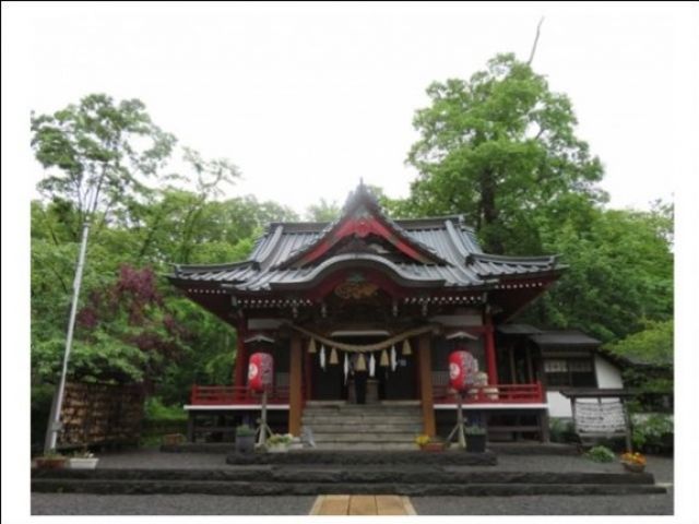 近くには神社もあります