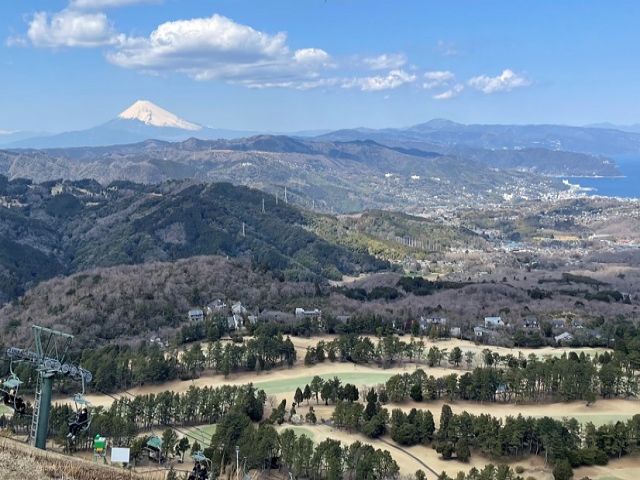 職場の近くの山からなんと富士山が見えます！
是非行ってみてくださいね～
