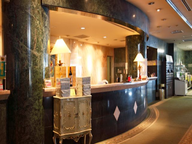 綺麗な館内でご勤務いただけます！練習場は無料で利用できます。