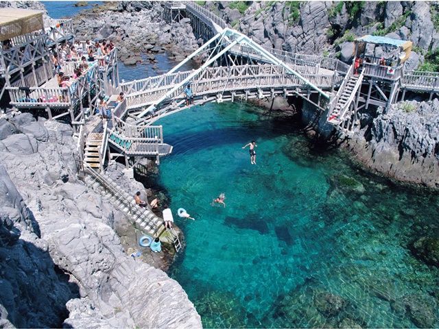 離島ならではの美しい海。飛び込みたい・・・