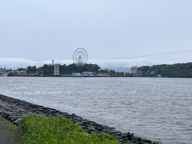 職場のすぐ近くには湖が広がっております。
動物園・遊園地に行って楽しんでみてください！