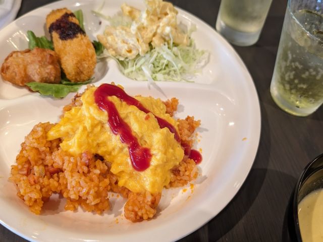 昼は賄い、夜は弁当です