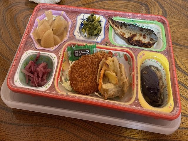 食事はお弁当！品数が多く美味しいと好評です☆