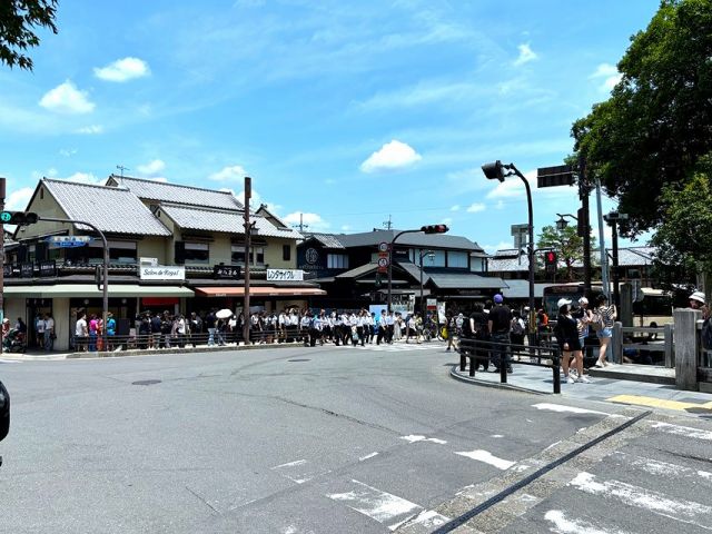 修学旅行生、海外からの観光客いっぱいで盛り上がっているエリアです♪