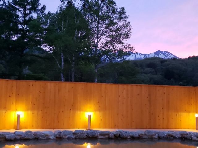 お仕事後はお洒落な雰囲気の大浴場で癒されましょう♪