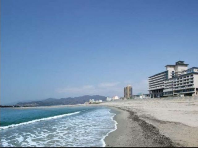 新潟駅から約1時間！目の前は日本海、後ろには温泉街、なんといっても日本一の夕日。