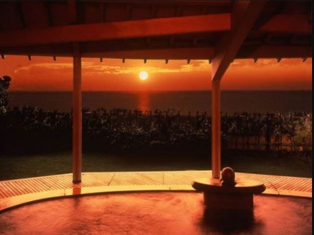 瀬波温泉の夕日は日本一。
家族で見る夕日、恋人と見る夕日、それぞれ、その瞬間が思い出です。