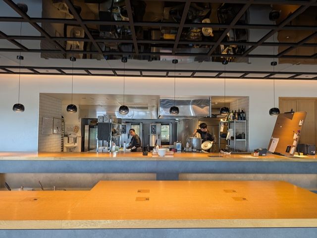 オープンキッチンスタイル！店内の雰囲気がカッコよくお洒落です♪