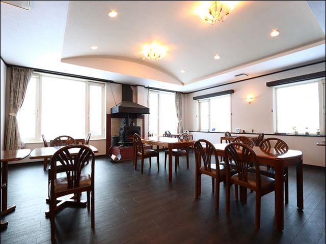 客室清掃の他、ダイニングルームでのお食事提供のお仕事もございます！