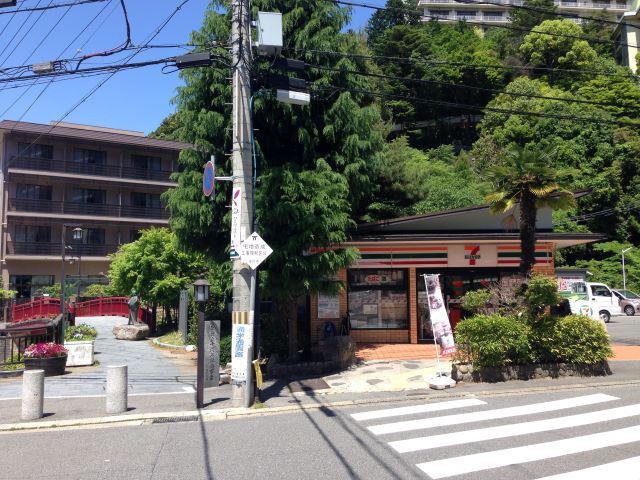 近くにはコンビニもあるので安心です☆