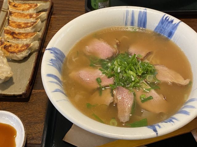 周辺には多くの観光名所があり、散歩するだけでも楽しいですよ。