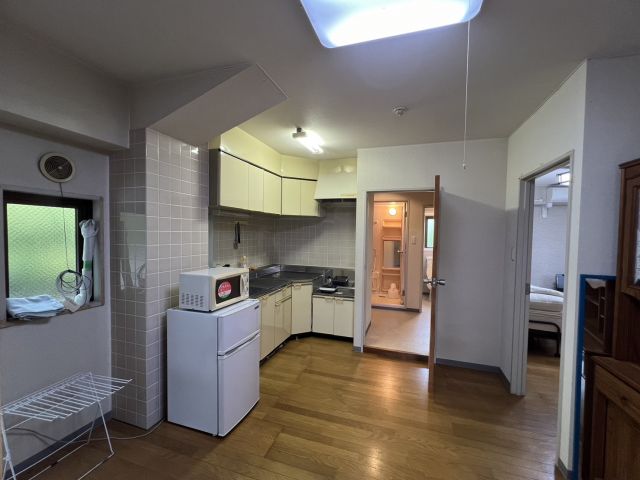 電子レンジや冷蔵庫も使えます！こんなに広いお部屋で利用できますよ～！