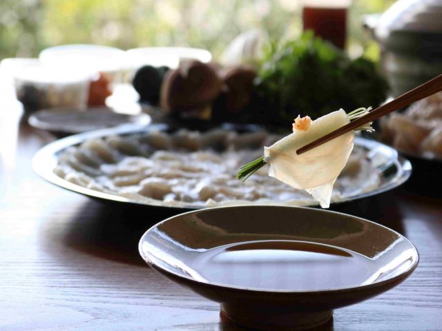 夏は鱧、冬は河豚のコース料理が人気です☆