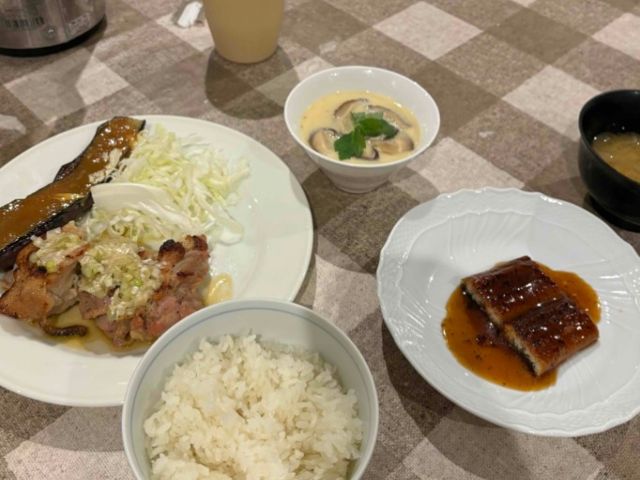 通しの場合は1食、中抜けの場合は2食の賄があります！