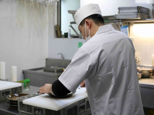 夏は鱧、冬は河豚のコース料理が人気です☆