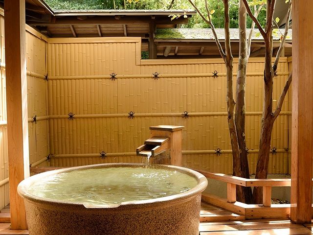 客室の露天風呂です！客室数がそこまで多くないので静かな環境でゆったり過ごせます♪