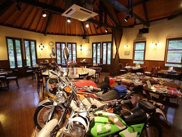 勤務いただくカフェはこんな感じ☆
バイク好きにはたまらない環境です!!