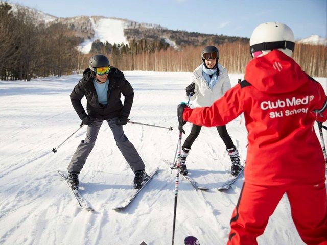 欧州の香りが漂うゲレンデと豪華館内。海外リゾートの雰囲気が満載。