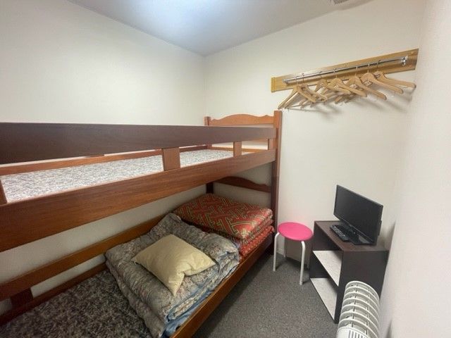 2段ベットを1名で使用して頂きます♪
2段目には荷物を置く人が多いです☆