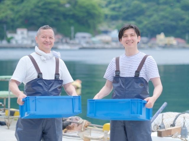 日本海の夏の潮風を感じながら、ホタテの選別作業を行っていただきます。