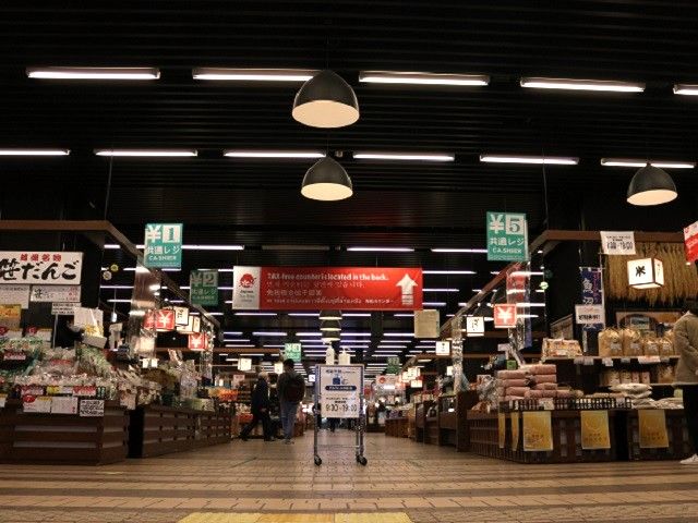 越後湯沢駅構内にはお土産屋さんが立ち並びます！