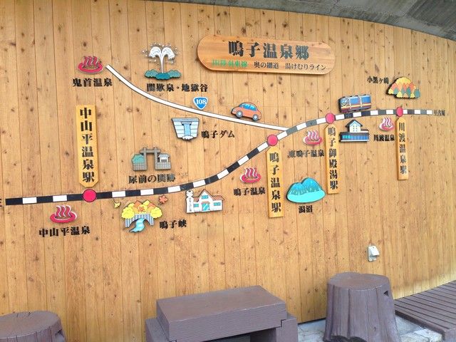 温泉街にコンビニや飲食店もあり、生活便利な環境！寮からはセブンが近いです～