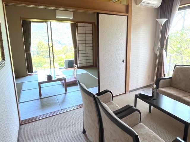 館内に寮有ります。
お部屋は６畳個室で大浴場以外にも社員スペースにシャワールームもあります