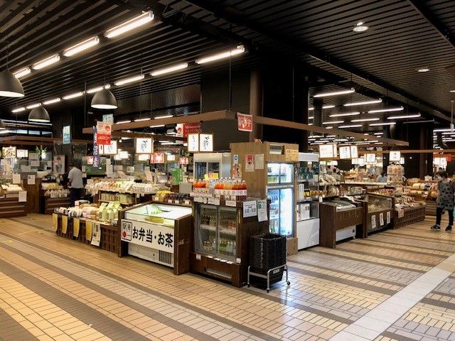 駅には大きな売店がありご当地品もたくさん売っています♪