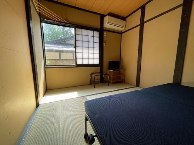 寮のお部屋はこんな感じ♪
共同のユニットバスのお風呂トイレもついていて快適に過ごせます!!